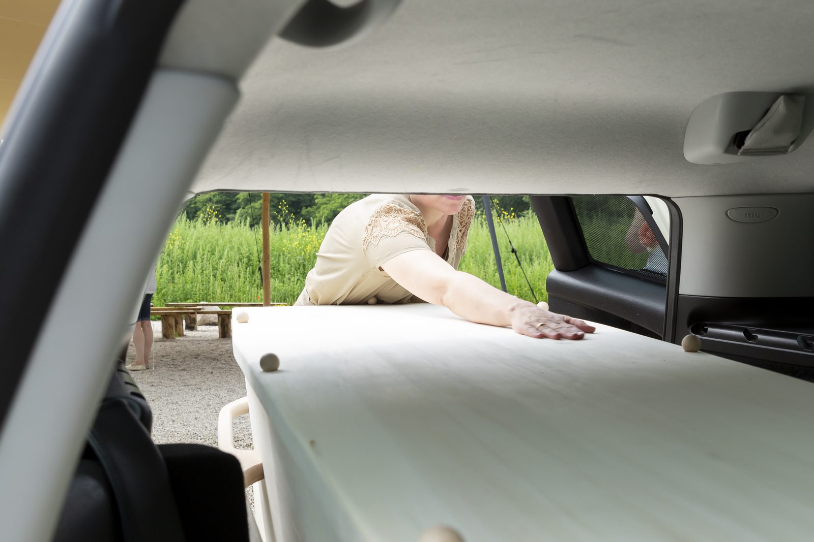 Zicht in de laadruimte van de Minirouwauto, met de verstelbare plaat waarop de kist komt te staan