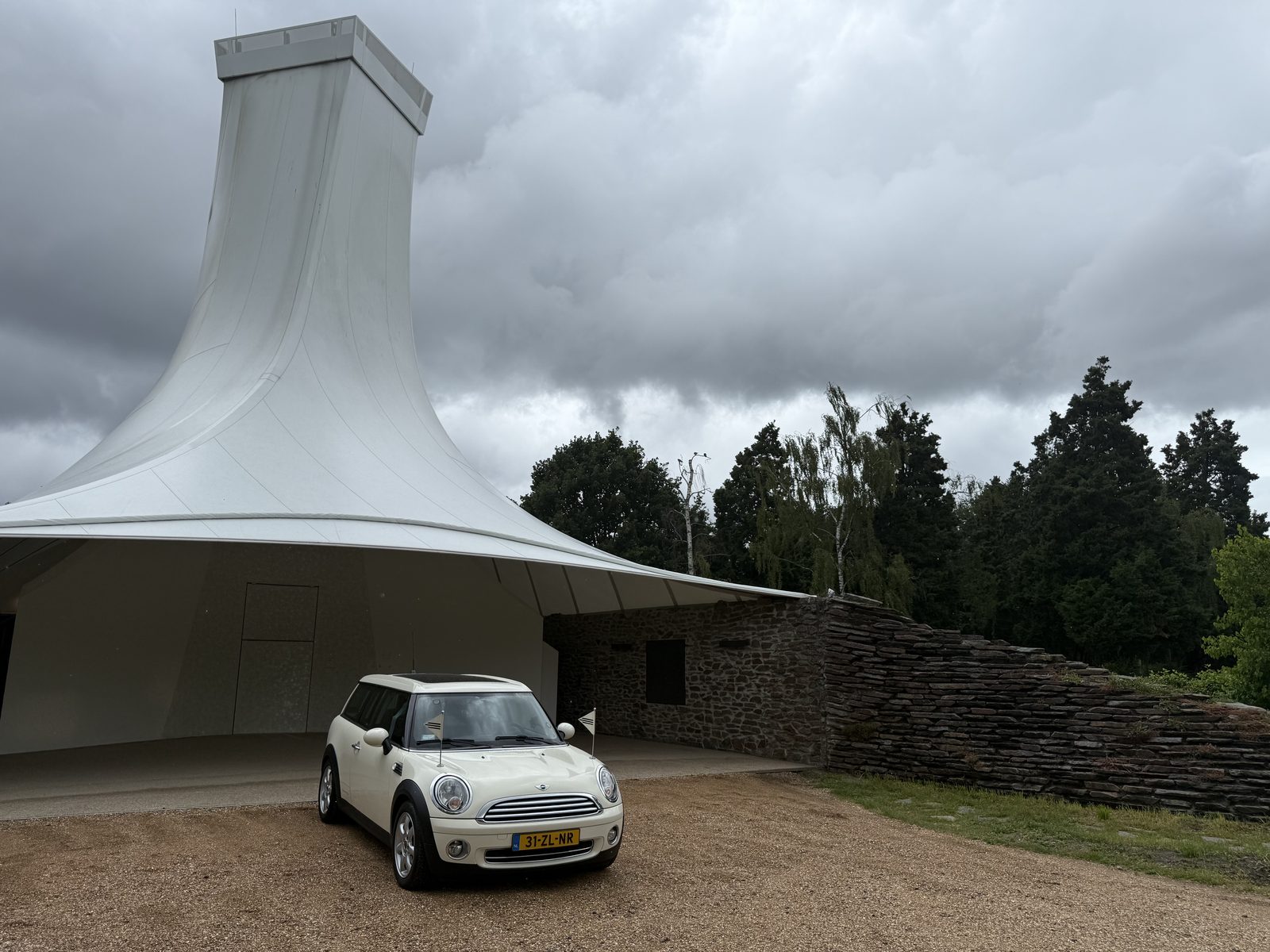 De Minirouwauto voor de aula van crematorium Zorgvlied in Amsterdam